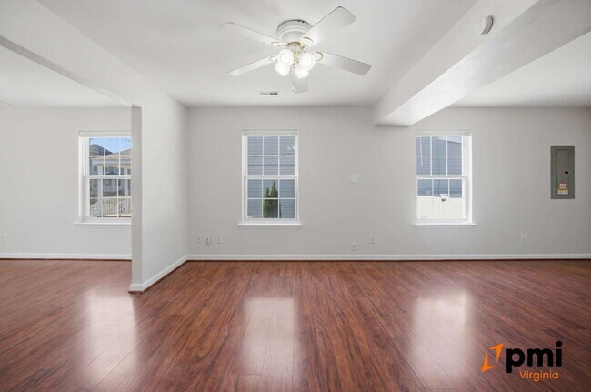 Building Photo - 3 BEDROOM 2.5 BATH WITH FENCED IN YARD AND DETACHED GARAGE FOR RENT IN NORFOLK!