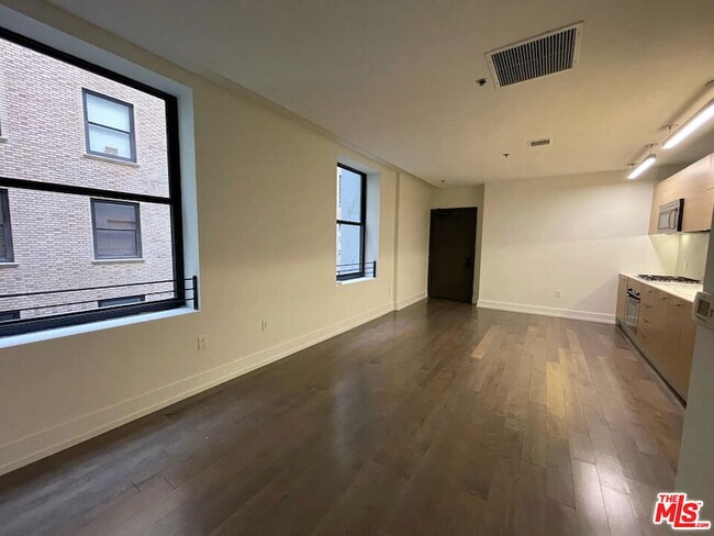 Building Photo - 727 W 7th St