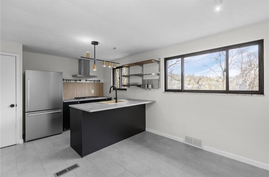 Building Photo - 548B Firethorne Dr