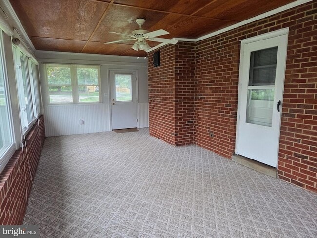 Building Photo - 25020 Oak Dr