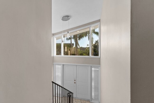 Building Photo - Waterfront 3 Bedroom in Yacht Club Estates
