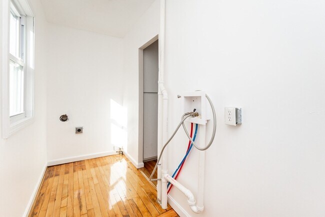 Building Photo - 74 Austin St