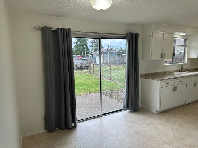 Building Photo - Updated 2 bed 1 bath dulpex in Springfield!