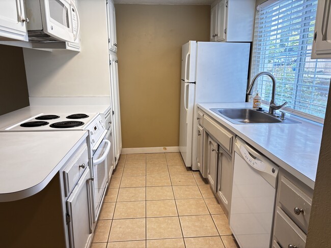 Building Photo - 3154 Country Club Dr