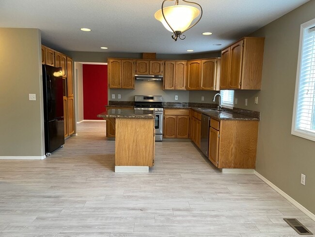 Building Photo - HALF MONTH FREE OF RENT Spacious 5 Bedroom Home! Granite Counters! Pet friendly! Tons of Room for...