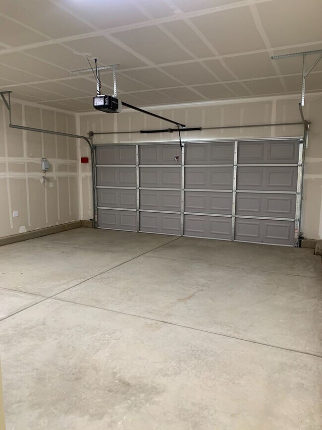 Building Photo - Spacious & Stylish 3 Bed, 2 Bath Home  Des...