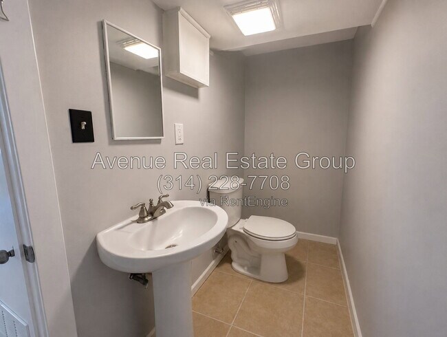 Building Photo - 808 Brookvale Terrace