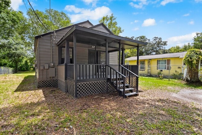 Building Photo - Spacious 3bdrm/1bath Home with large yard ...