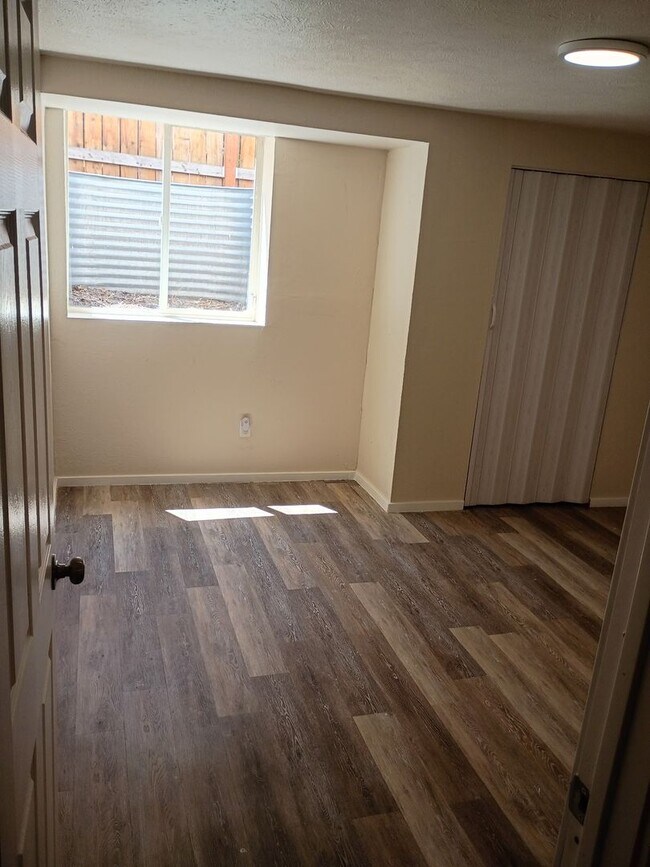 Building Photo - NE Spokane 2 bedroom apartment (Fresh paint and flooring)