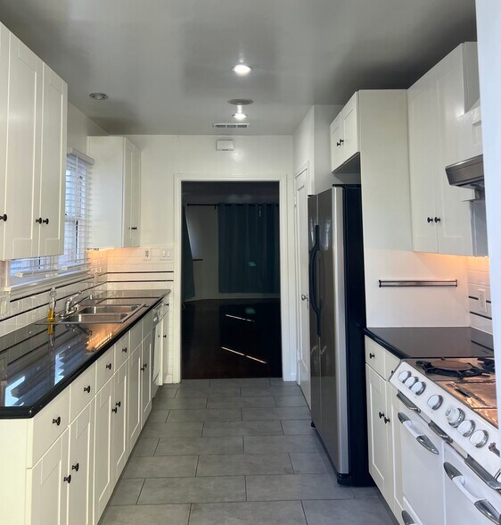 Full Kitchen - 1152 N Sycamore Ave