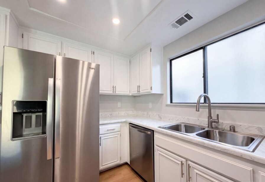 Building Photo - 2553 E Ave J 4