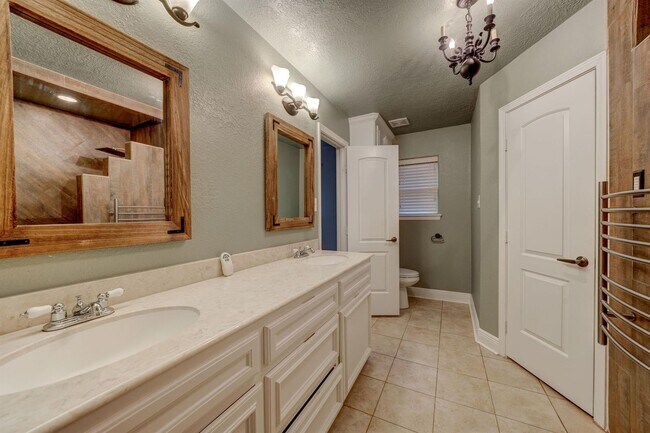 Building Photo - This charming 3-bedroom, 2-bathroom oasis ...