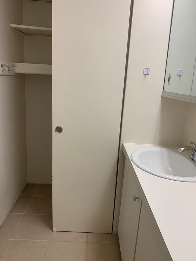 Building Photo - 300 N State St