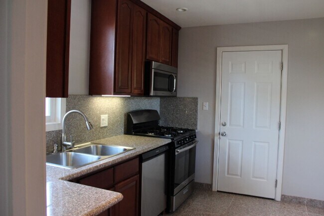 Building Photo - 709 N Claremont St