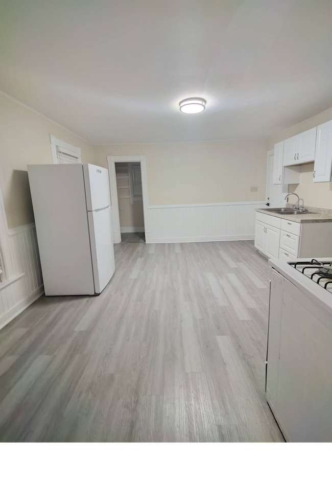 Primary Photo - 2753 N Holton St