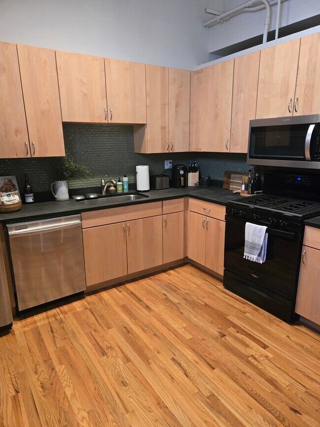 Building Photo - 515 N Noble St