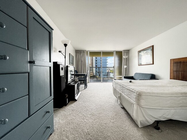 Building Photo - Fully Furnished Studio! Waikiki!