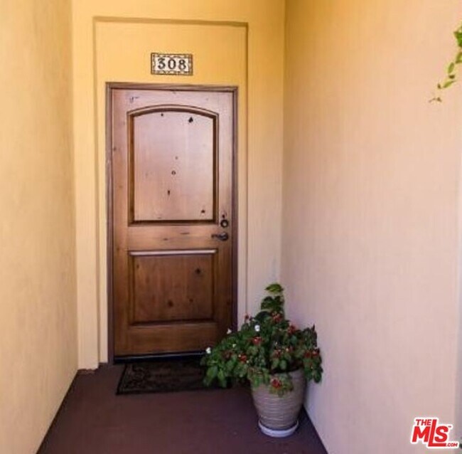 Building Photo - 5037 Rosewood Ave