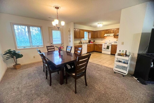 Building Photo - 2402 Garden Dr