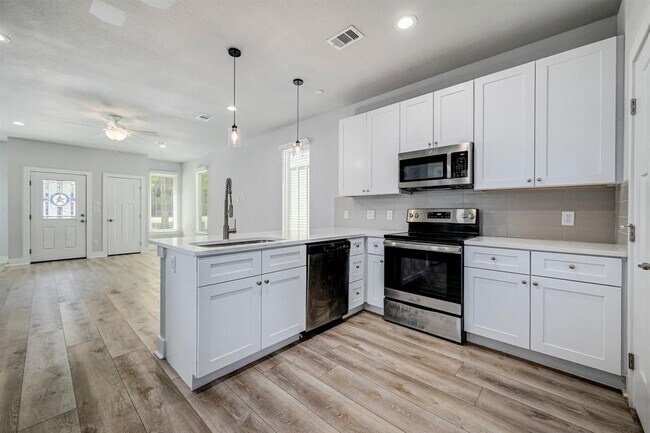 Building Photo - 340 Shady Bluff Dr