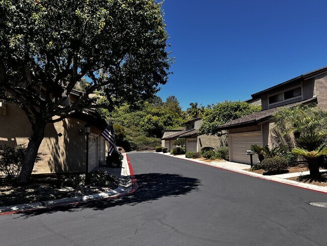 Building Photo - 4705 Birchwood Cir