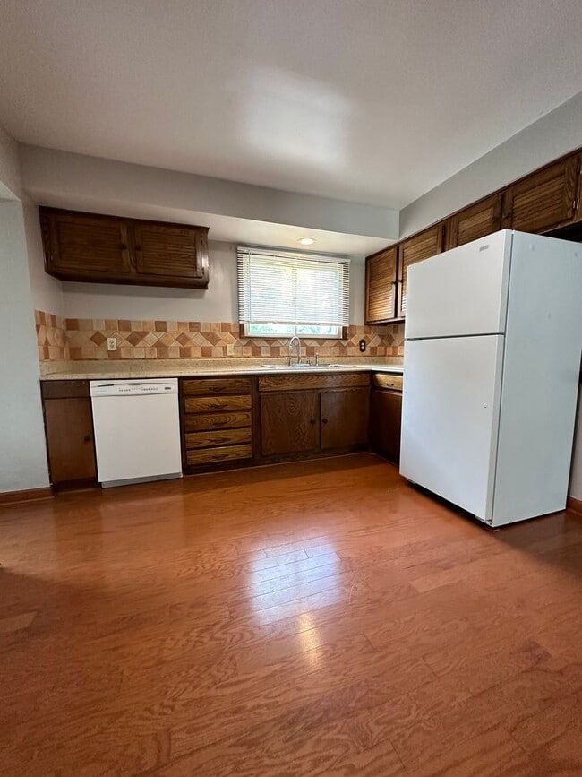 Building Photo - Pembroke Manor-4 bedroom 2.5 bath Single f...