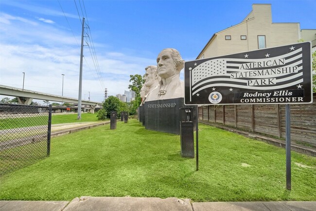 Building Photo - 1005 Bingham St