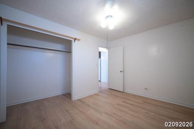 Building Photo - Prime Town Location – 1 Bed, 1 Bath Walk-Up - Corner Unit