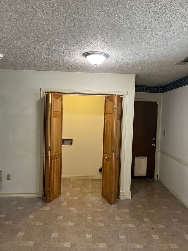 Building Photo - Spacious 3 bedroom house in SW Springfield!