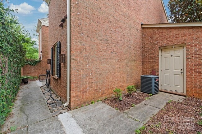 Building Photo - 500 N Poplar St