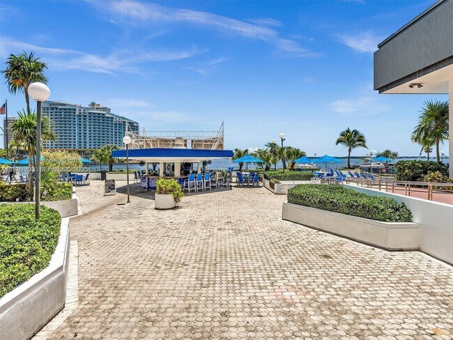 Building Photo - 825 Brickell Bay Dr