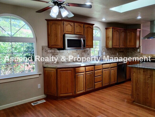 Building Photo - Spacious One Level Open Floor Plan with La...