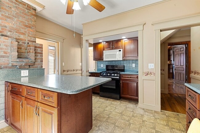 Building Photo - 17 Shirley St