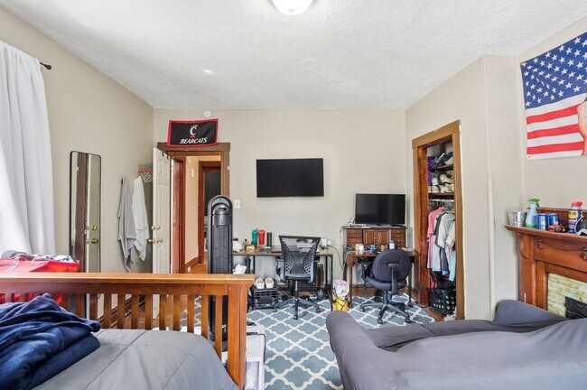 Building Photo - 5 Bedroom Clifton House Available Next to UC Campus