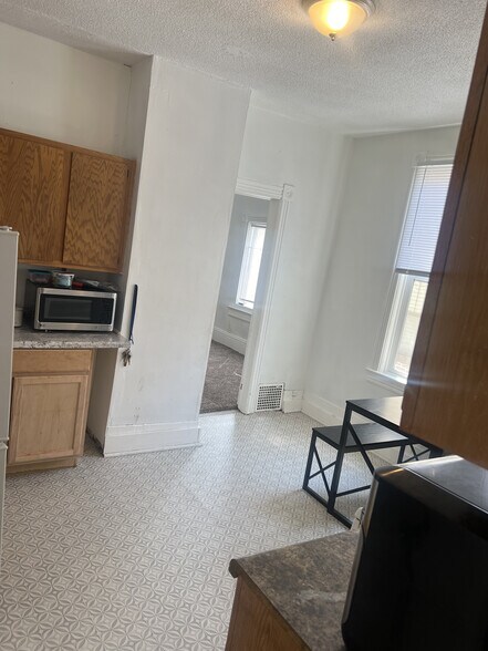 Building Photo - 1113 6th St E