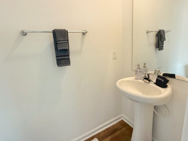 Building Photo - Furnished Townhome conveniently located!