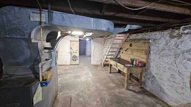 Building Photo - 3 Bedroom Duplex!