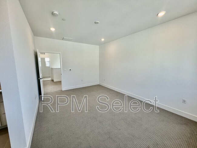Building Photo - 2604 Atascadero Dr