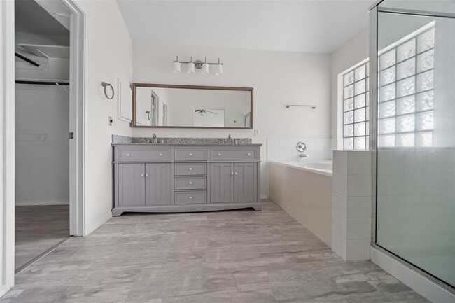Building Photo - 9847 Willow Crossing Dr