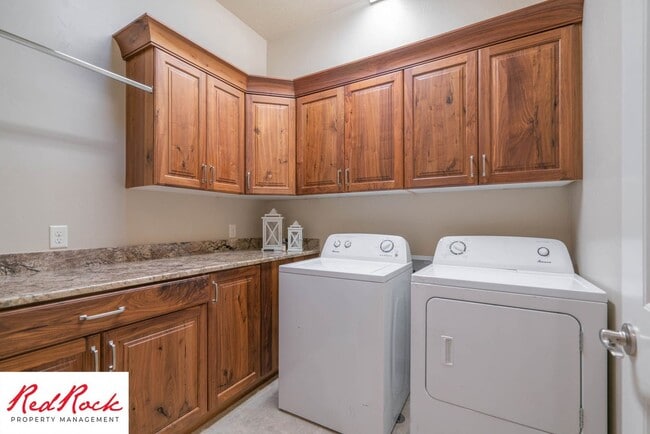Building Photo - Stunning 3 Bedroom Fully Furnished Home. C...