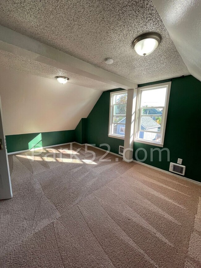 Building Photo - 3 Bedroom Tacoma Single Family Home- Pet Friendly!