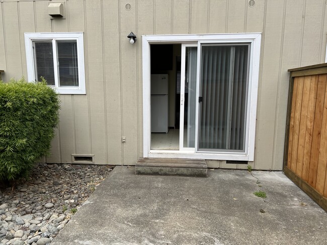 Building Photo - 379-312 12th St