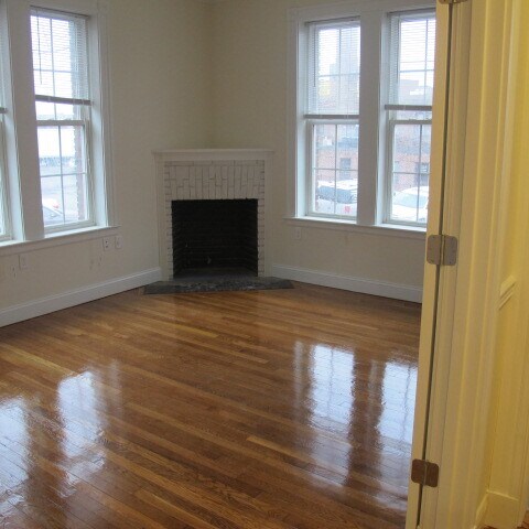 Building Photo - 25 Glenville Ave