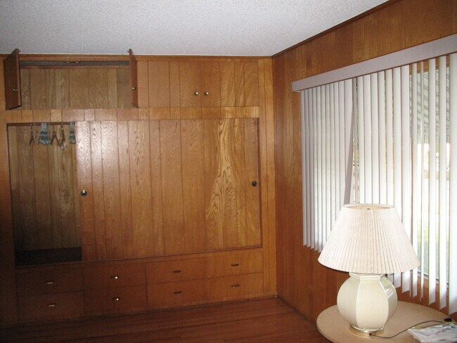 Vertical blinds in large bedroom. Loads of natural light or privacy - 3121 W Wyoming Ave