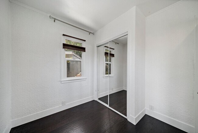 Building Photo - 4978 N Maywood Ave
