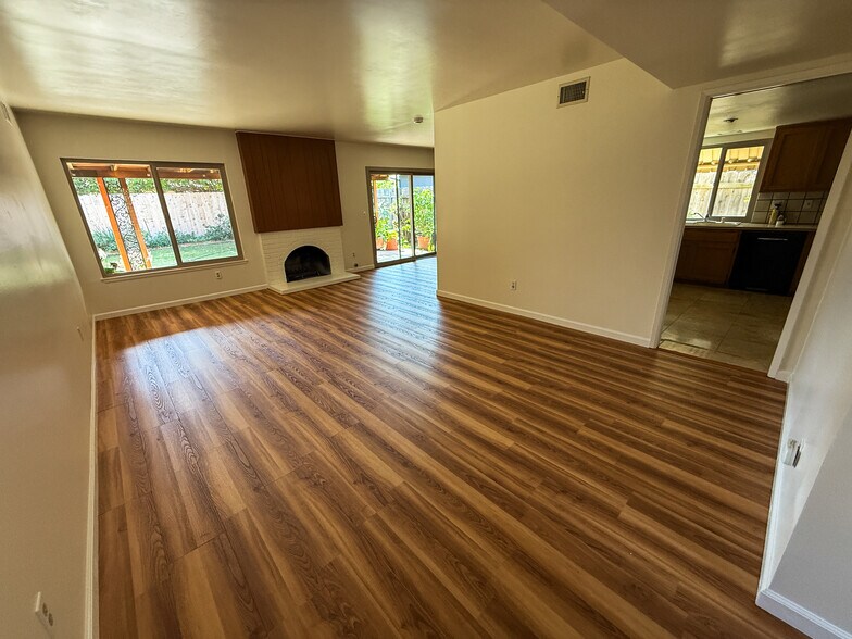 Building Photo - 7003 Batista St