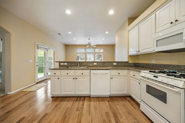 Building Photo - Alder Creek Estates Home available**Gated Community**Minutes from Rogue Regional Medical Center o...