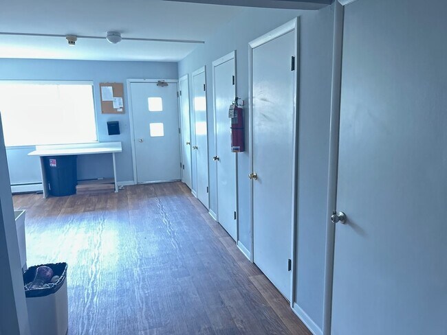 Building Photo - 1440 N Evergreen Ave