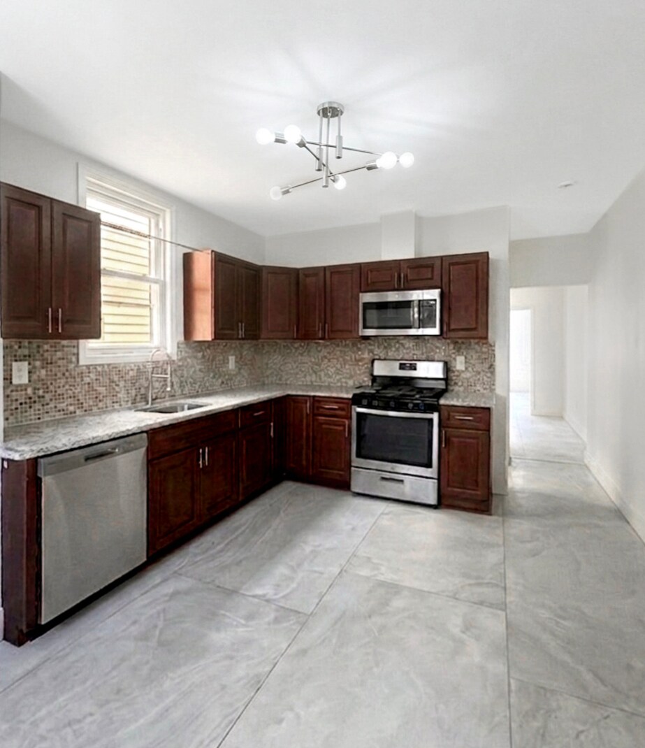 Building Photo - 132 Bayview Ave