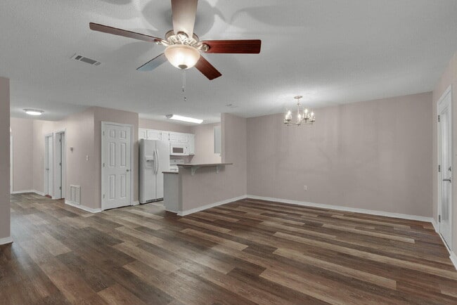 Building Photo - 212 Tooke St